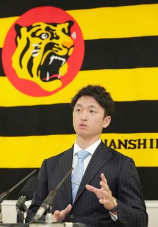 　契約更改を終え、会見に臨む近本（代表撮影）