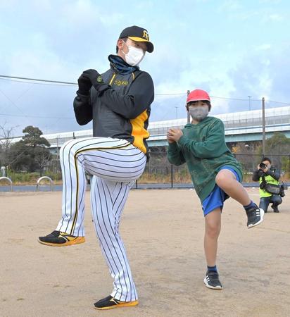 　キャッチボールする児童にアドバイスを送る伊藤将