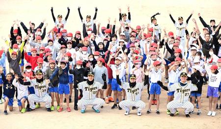 　児童らと共に記念写真に納まる（前列左から）栄枝、岩田、中野、伊藤将（撮影・高部洋祐）