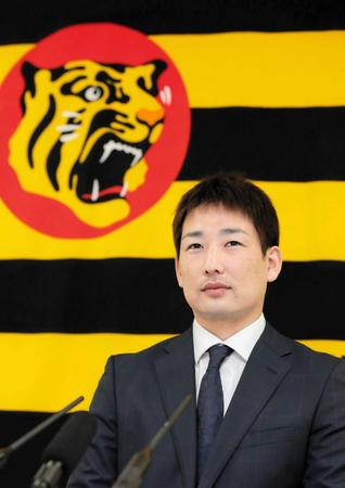 　契約更改を終えて会見に臨む岩崎（代表撮影）