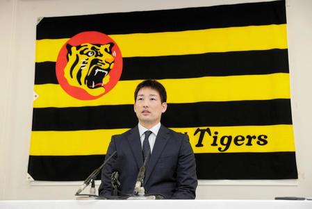 　契約更改を終え、会見に臨む岩崎（代表撮影）