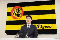 　契約更改を終え、会見に臨む岩崎（代表撮影）