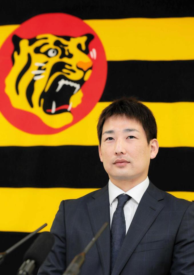 　契約更改を終えて会見に臨む岩崎（代表撮影）