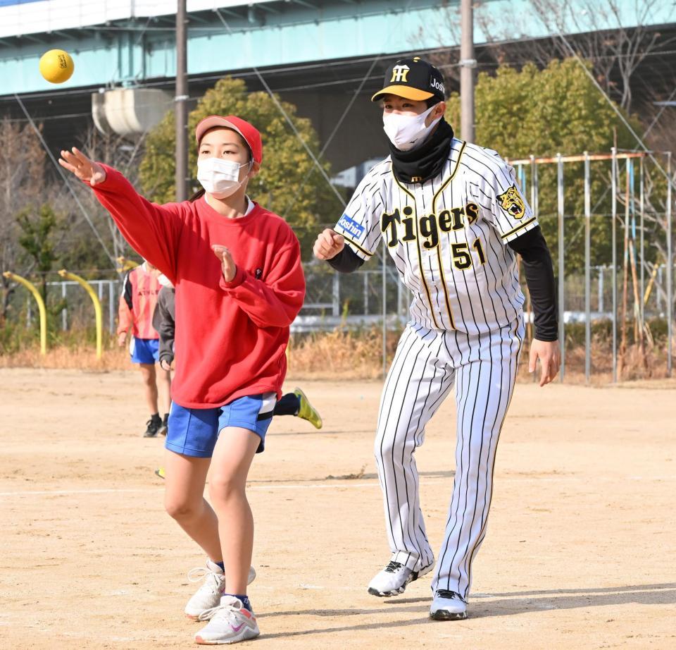 　児童にアドバイスを送る中野（撮影・高部洋祐）