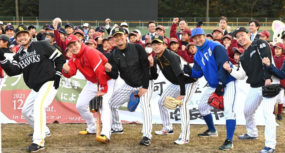 　ソフトバンク・松田（左）の音頭で“熱男”ポーズを決める高橋（中央右）と岡留（同左）ら