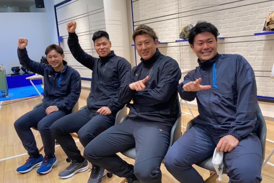 ミズノのイベントでポーズを決める（左から）オリックス・宮城大弥、阪神・佐藤輝明、オリックス・杉本裕太郎、中日・木下拓哉（球団提供）
