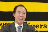 　契約更改を終え、会見に臨む青柳（代表撮影）