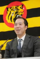 　契約更改を終え、会見に臨む青柳（代表撮影）