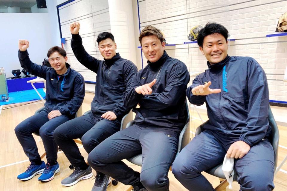 　ミズノのイベントでポーズを決める（左から）オリックス・宮城、阪神・佐藤輝、オリックス・杉本、中日・木下（球団提供）