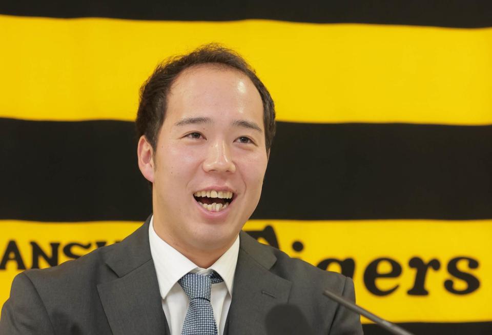 　契約更改を終え、会見に臨む青柳（代表撮影）