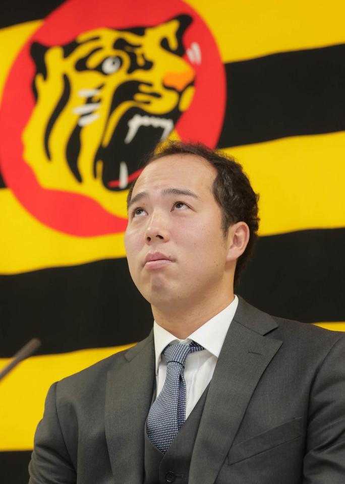 契約更改を終え、会見に臨む青柳（代表撮影）