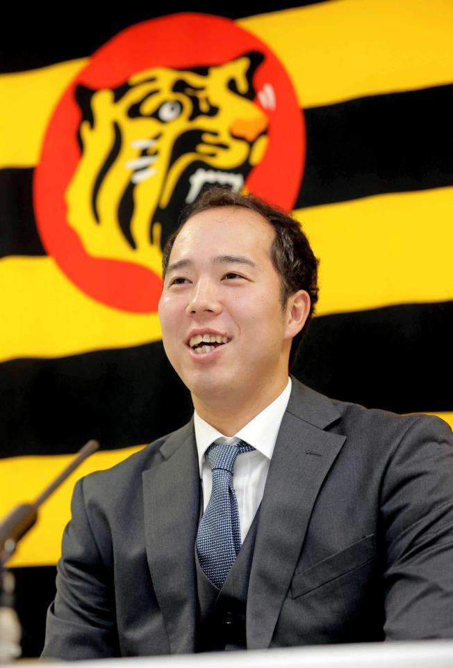 　契約更改を終え、会見に臨む青柳（代表撮影）