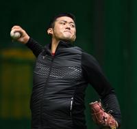 　キャッチボールで力強く投げ込む阪神・岡留英貴（撮影・田中太一）