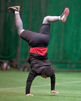 　逆立ちをしてバランスをとる阪神・岡留英貴（撮影・田中太一）