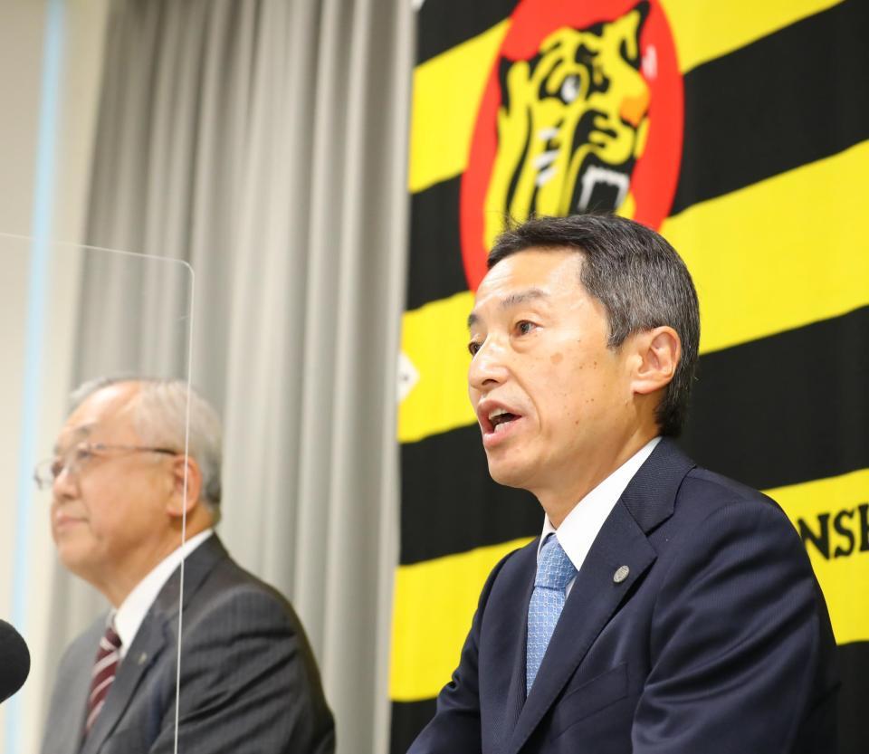 藤原崇起オーナー兼球団社長（左）に代わり新たに代表取締役社長に就任した百北幸司新球団社長（代表撮影）