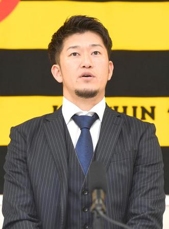 　ダウンで契約更改交渉を終え、会見する岩貞（代表撮影）