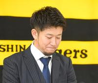 　ダウンで契約更改交渉を終え、会見する岩貞（代表撮影）