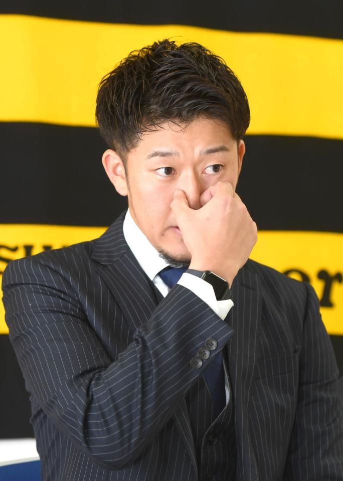 　ダウンで契約更改交渉を終え、会見する岩貞（代表撮影）