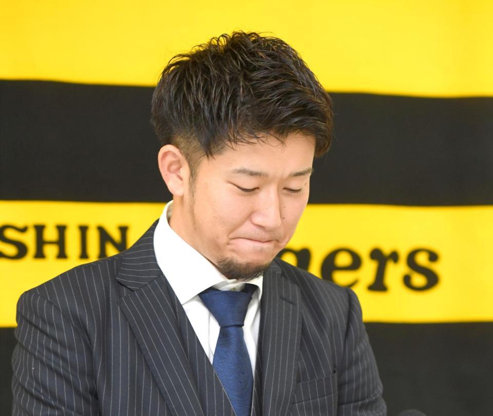 　ダウンで契約更改交渉を終え、会見する岩貞（代表撮影）