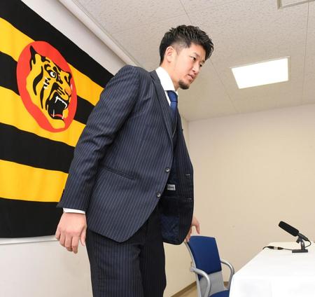 　会見を終え、席を立つ岩貞（代表撮影）