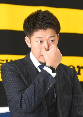 　ダウンで契約更改交渉を終え、会見する岩貞（代表撮影）