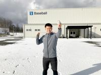 白銀の中でポーズを取る桐敷（新潟医療福祉大学提供）