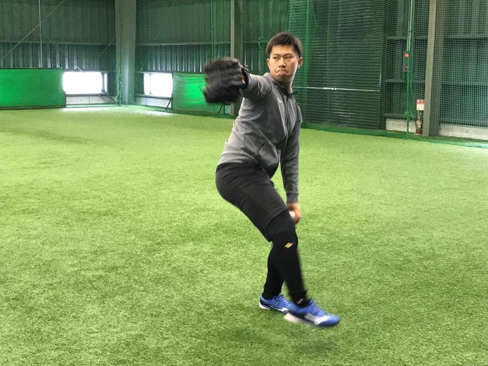 キャッチボールする桐敷（新潟医療福祉大学提供）