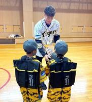 　養護施設を訪問し児童と交流する糸井（球団提供）