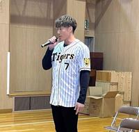 　児童養護施設を訪問した糸井（球団提供）