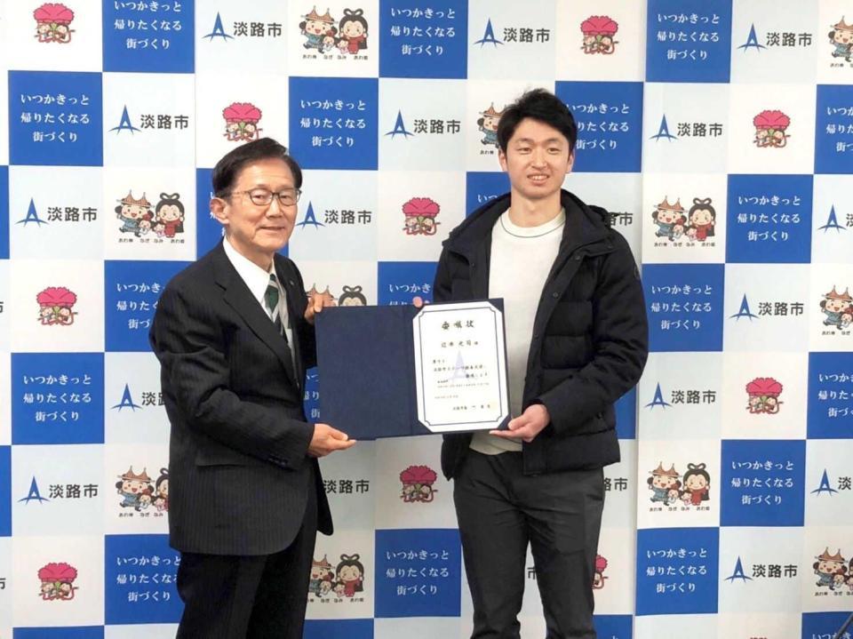 　淡路市の門市長（左）から委嘱状を授与される近本（淡路市提供）