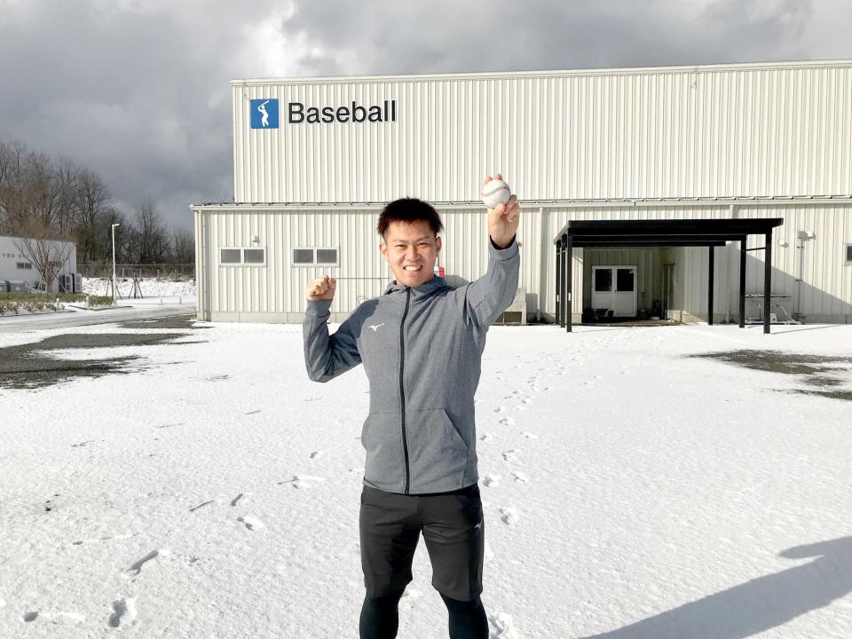 　白銀の中でポーズを取る桐敷（新潟医療福祉大学提供）