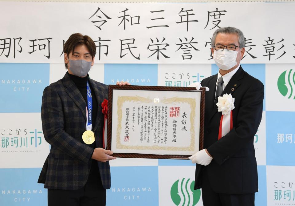 武末茂喜・那珂川市長から賞状を受け取る阪神・梅野隆太郎＝福岡・那珂川市役所（撮影・田中太一）