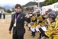 　子供らからサプライズで歓迎を受け喜ぶ梅野（撮影・田中太一）