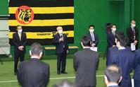 球団職員を前に、話をする阪神・藤原崇起オーナー兼球団社長（左から２人目）＝甲子園（撮影・田中太一）
