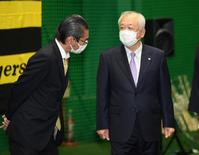 阪神・嶌村聡本部長（ひだり話をする阪神・藤原崇起オーナー兼球団社長）＝甲子園（撮影・田中太一）