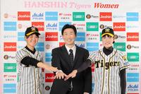 阪神タイガースＷｏｍｅｎに新加入した前田（右）と日野口。中央は野原監督（球団提供）