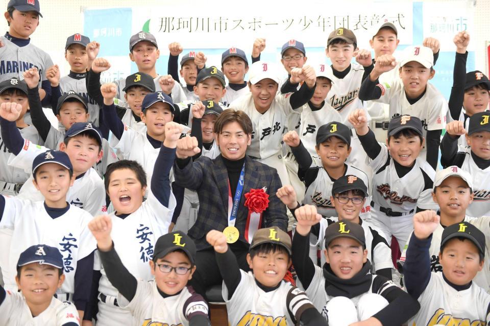 　子供たちと一緒にポーズを決める阪神・梅野隆太郎＝福岡・那珂川市役所（撮影・田中太一）