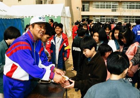 　震災ボランティアに参加した掛布氏＝９５年３月８日、西宮市立大社小学校