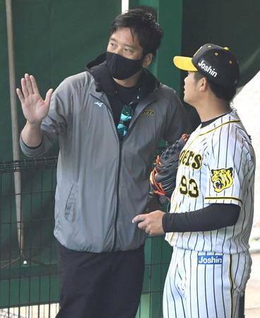 　今年の春季キャンプでアドバイスする藤川ＳＡ