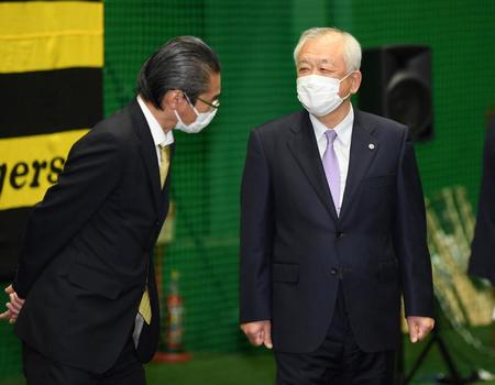 　嶌村聡本部長（左）と話をする藤原オーナー兼球団社長（撮影・田中太一）
