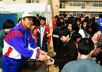 　震災ボランティアに参加した掛布氏＝９５年３月８日、西宮市立大社小学校