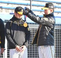 　岩崎（右）から東京五輪の金メダルを掛けられて照れ笑いする高橋（撮影・西岡正）