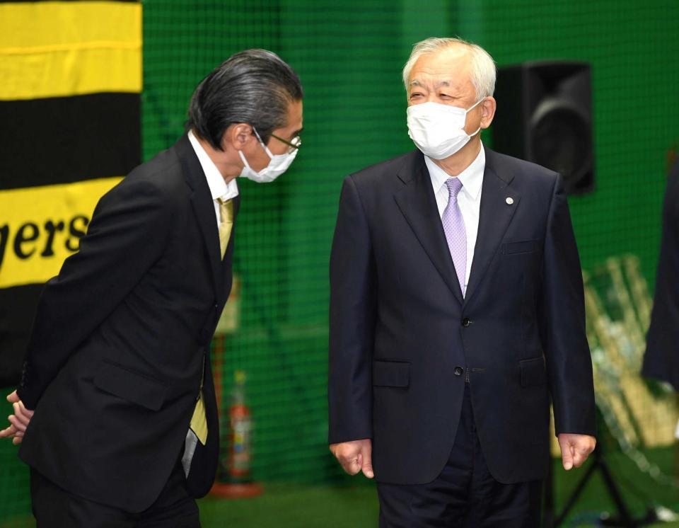 　嶌村本部長（左）と話をする藤原オーナー兼社長（撮影・田中太一）