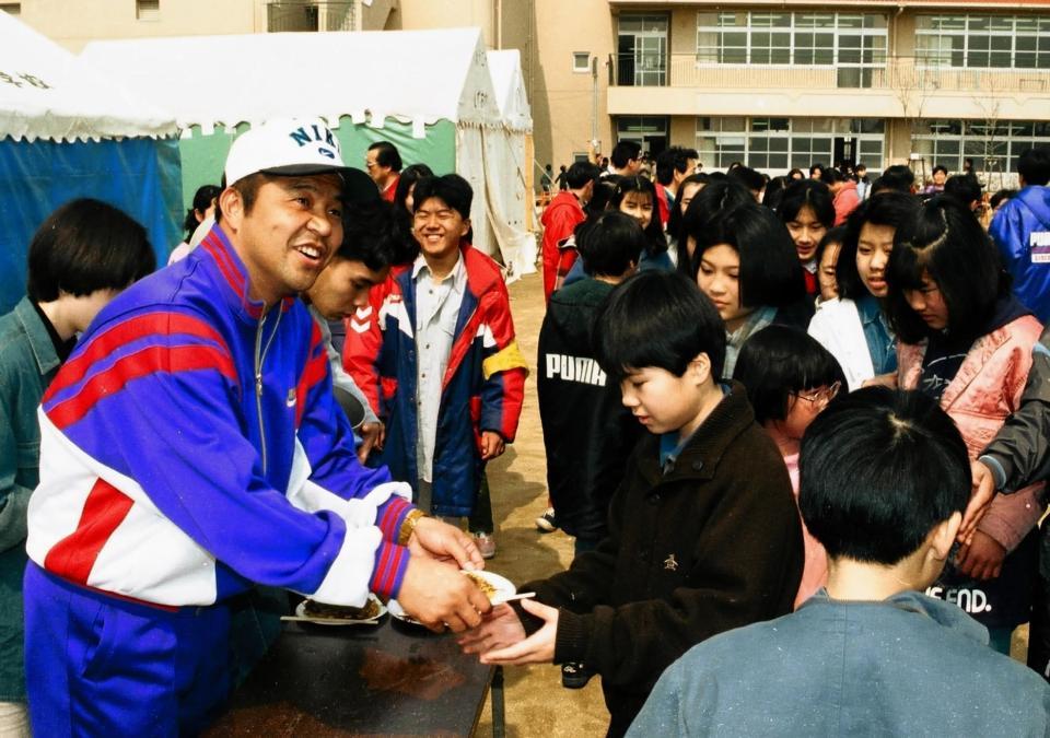 　震災ボランティアに参加した掛布氏＝９５年３月８日、西宮市立大社小学校