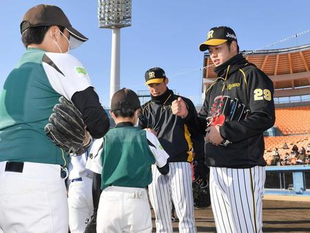 野球教室の後、少年たちとタッチを交わす高橋（右）と佐藤蓮