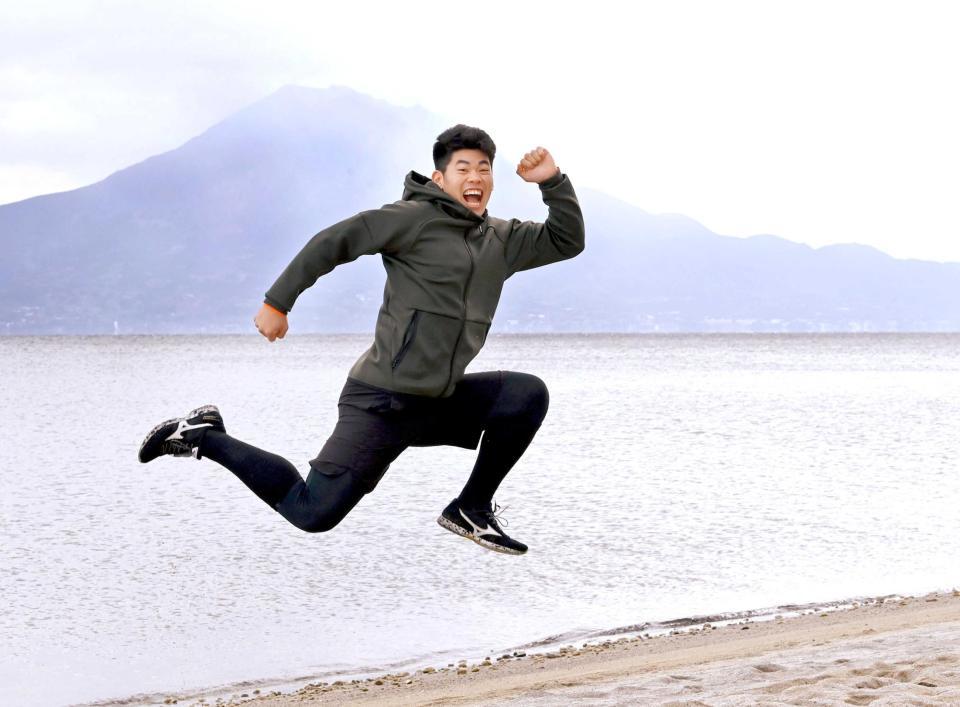 桜島を背に、跳躍する鈴木（撮影・田中太一）