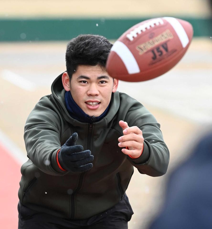 アメフト用のボールを使ってトレーニングをする鈴木