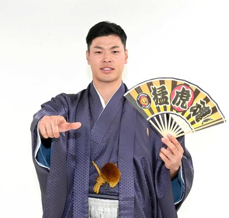 　袴でポーズを決める佐藤輝