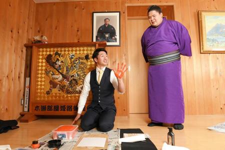 　宇良（右）から指導を受けながら手形に初挑戦する近本