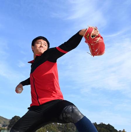 　晴天の下、キャッチボールする森木＝高知県・土佐公園（撮影・飯室逸平）